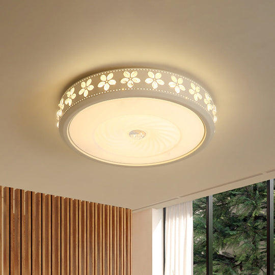 Minimalist Iron Led Ceiling Light With Flower Edge - White Circle Flush Mount For Living Room