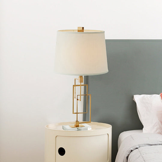 Traditional Metal 1-Head Gold Nightstand Lamp: Modernize Your Living Room With Intersected