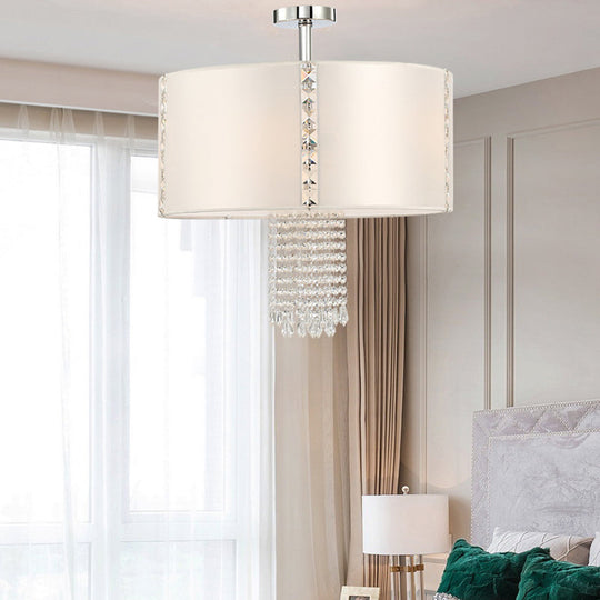 Lustre moderne à 5 lumières avec abat-jour en tissu blanc et accents en cristal