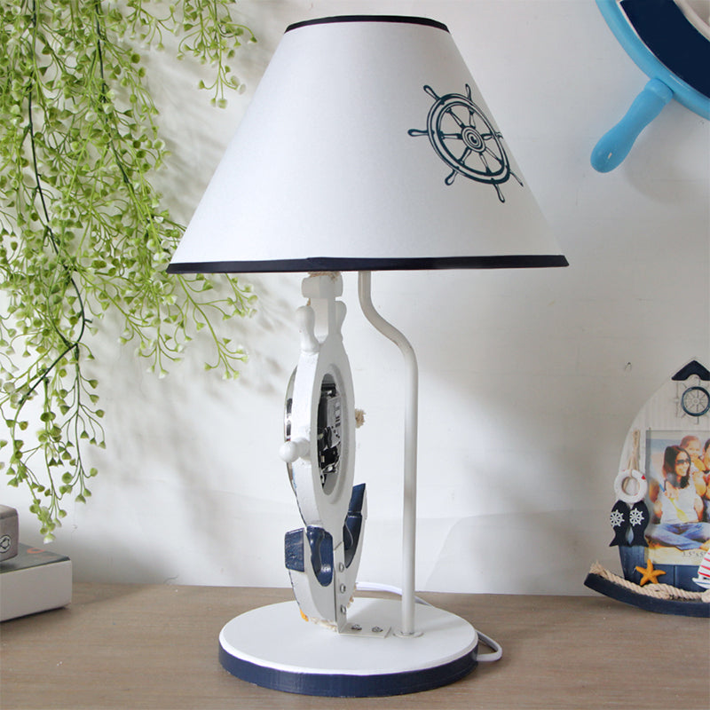 Jeanne - Lampe de chevet à ampoule unique en résine de style enfant avec base de gouvernail et abat-jour bleu et motif horloge