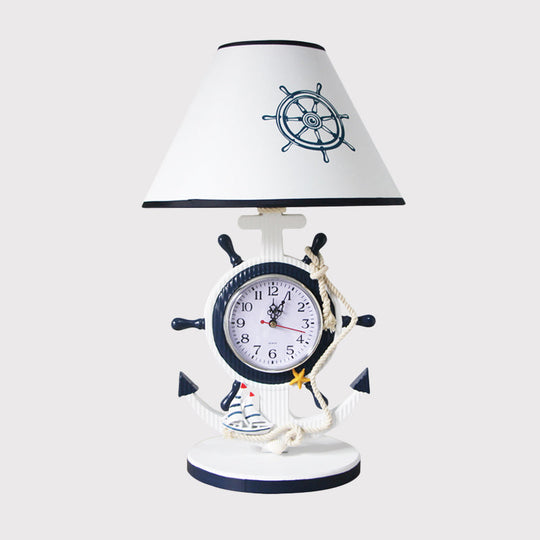 Jeanne - Lampe de chevet à ampoule unique en résine de style enfant avec base de gouvernail et abat-jour bleu et motif horloge