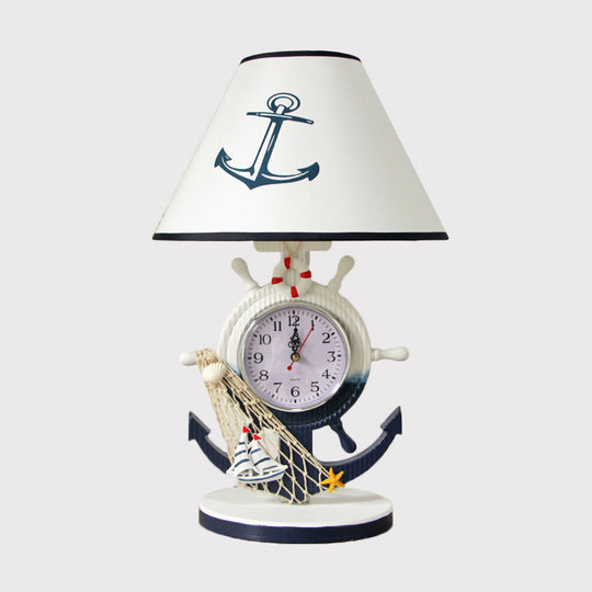 Jeanne - Lampe de chevet à ampoule unique en résine de style enfant avec base de gouvernail et abat-jour bleu et motif horloge