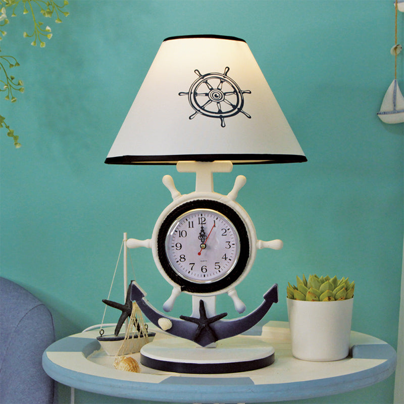 Jeanne - Lampe de chevet à ampoule unique en résine de style enfant avec base de gouvernail et abat-jour bleu et motif horloge