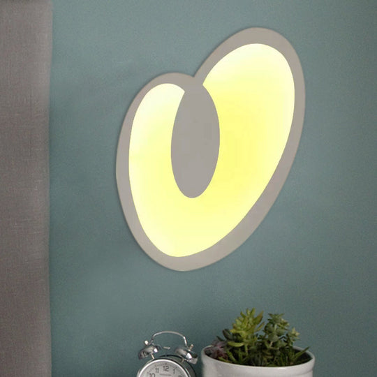 Heart-Shaped Led Wall Sconce Light For Living Rooms In White Acrylic Finish / Warm