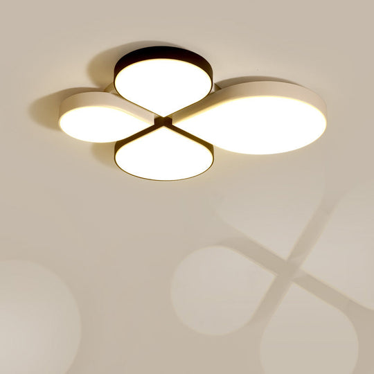 Minimalist LED Ceiling Light with 4-Leaf Clover Design in Black/White - Warm/White Light, 20.5"/23.5" Width