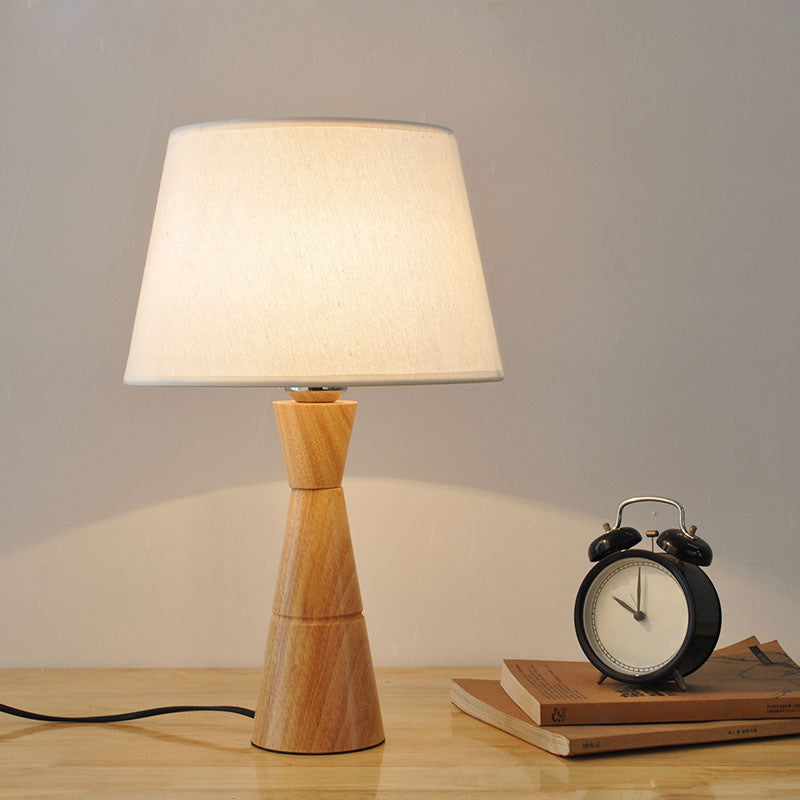 Victoria - Lampe de table nordique en tissu et bois avec base en entonnoir