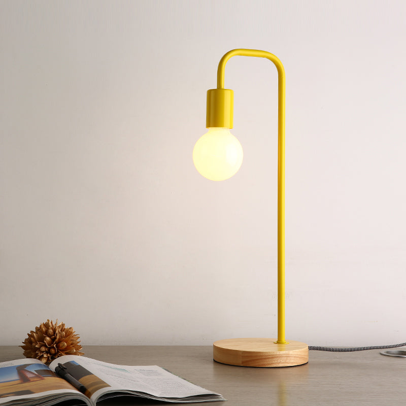 Sleek Metal Desk Lamp: Minimalistic Dormitory Lighting With Plug-In Cord Yellow