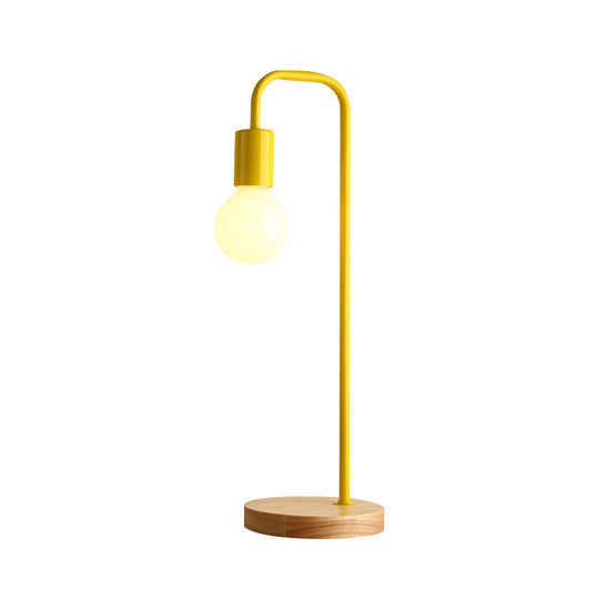 Sleek Metal Desk Lamp: Minimalistic Dormitory Lighting With Plug-In Cord