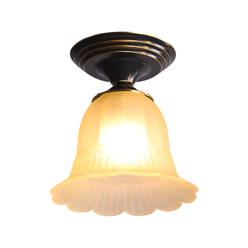 Plafonnier classique en verre évasé : éclairage de plafond beige à 1 lampe pour le salon