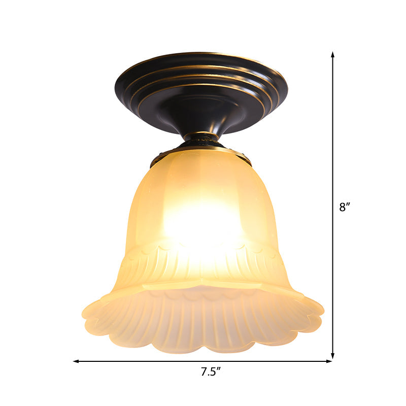 Plafonnier classique en verre évasé : éclairage de plafond beige à 1 lampe pour le salon