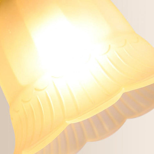 Plafonnier classique en verre évasé : éclairage de plafond beige à 1 lampe pour le salon