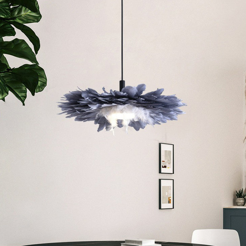 Luminaire suspendu artistique à 1 tête en plumes florales noires et bleues pour chambre à coucher