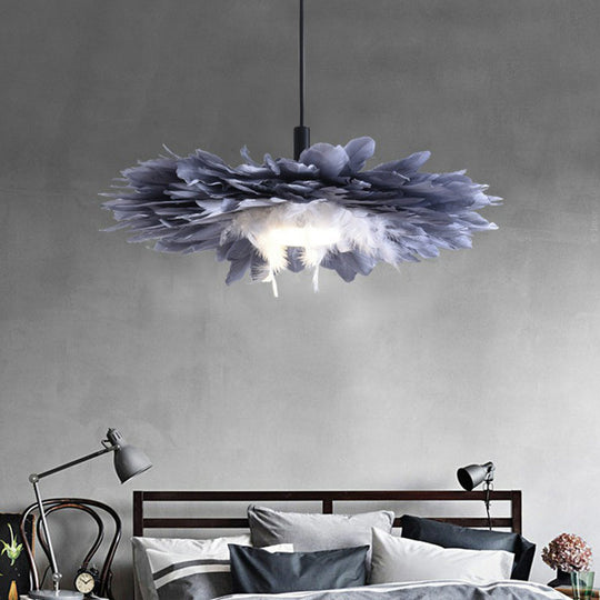 Luminaire suspendu artistique à 1 tête en plumes florales noires et bleues pour chambre à coucher