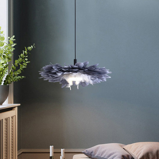 Luminaire suspendu artistique à 1 tête en plumes florales noires et bleues pour chambre à coucher