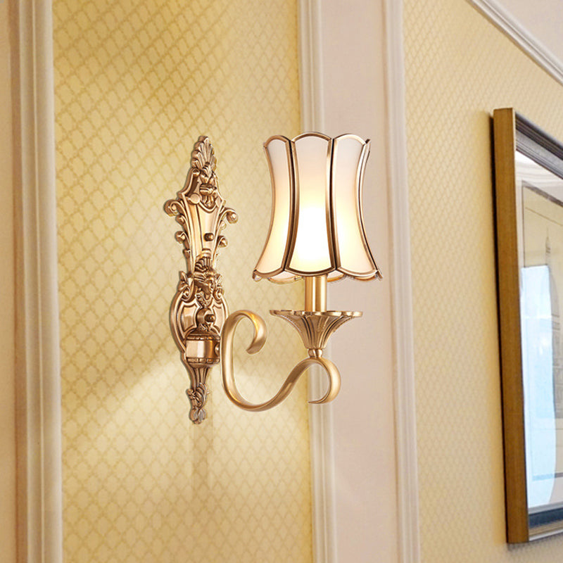 Brass Curved Wall Sconce With Traditional Style - Perfect For Living Room Lighting 1 /