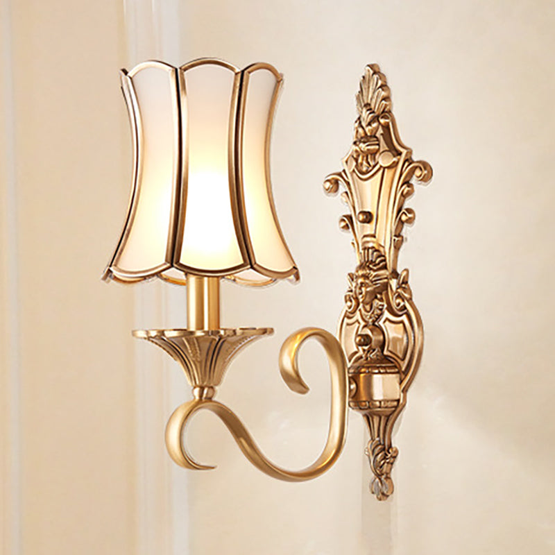 Brass Curved Wall Sconce With Traditional Style - Perfect For Living Room Lighting