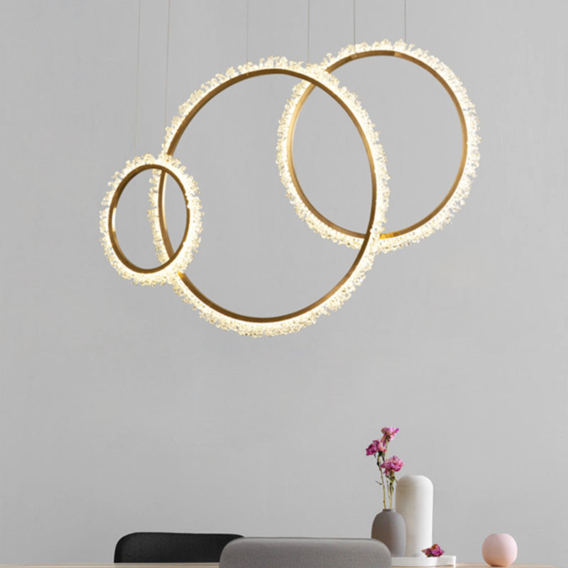 Lustre suspendu moderne en cristal doré avec boucle et kit de lampe suspendue à LED avec trois options de largeur - Lumière chaude, blanche et naturelle