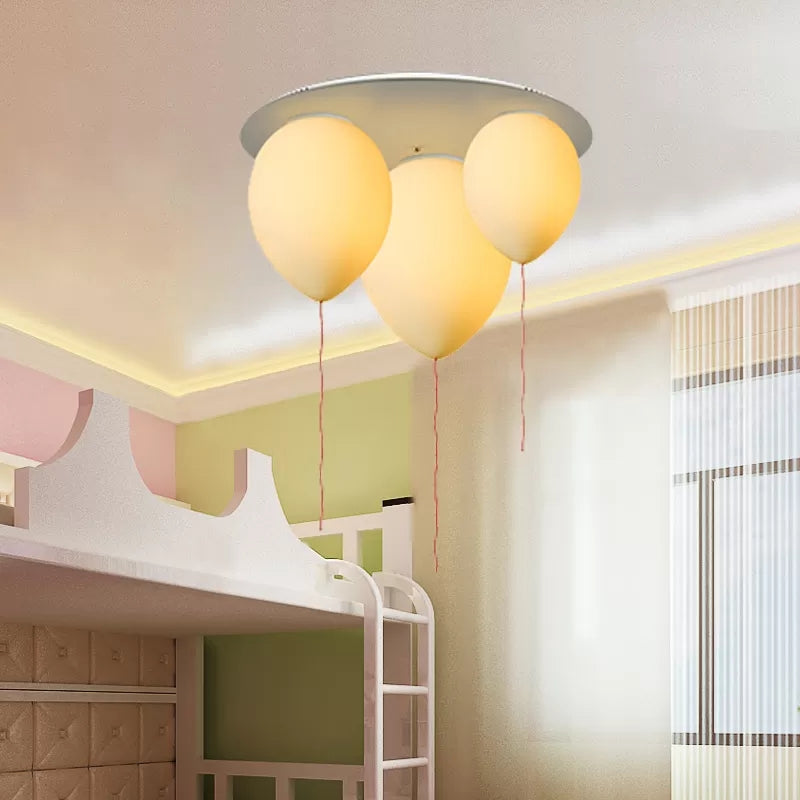 Plafonnier LED en verre dépoli pour salle d'allaitement avec motif ballon blanc