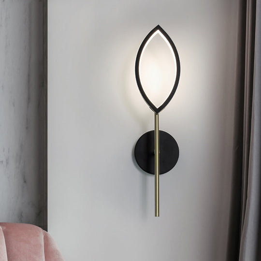 Modern Leaf-Shaped Metallic Wall Sconce - Black/Gold Finish Led Light For Living Room Black-Gold