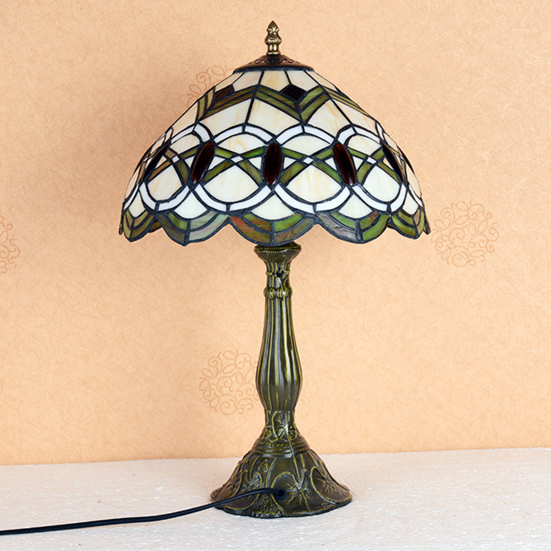 Tiffany Stained Glass Night Light With Bronze Finish And Interlocking Circle Pattern