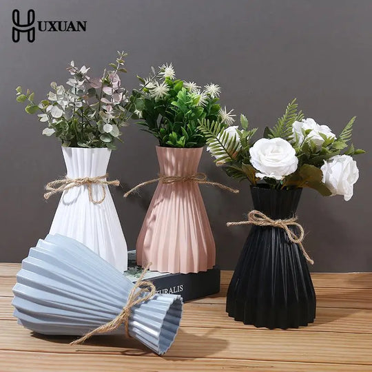 Zelda Nordic Inspired Plastic Vase: Elegant Simplicity