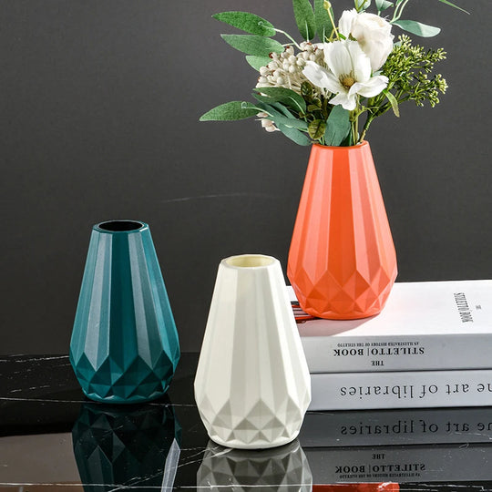 Zelda Nordic Inspired Plastic Vase: Elegant Simplicity