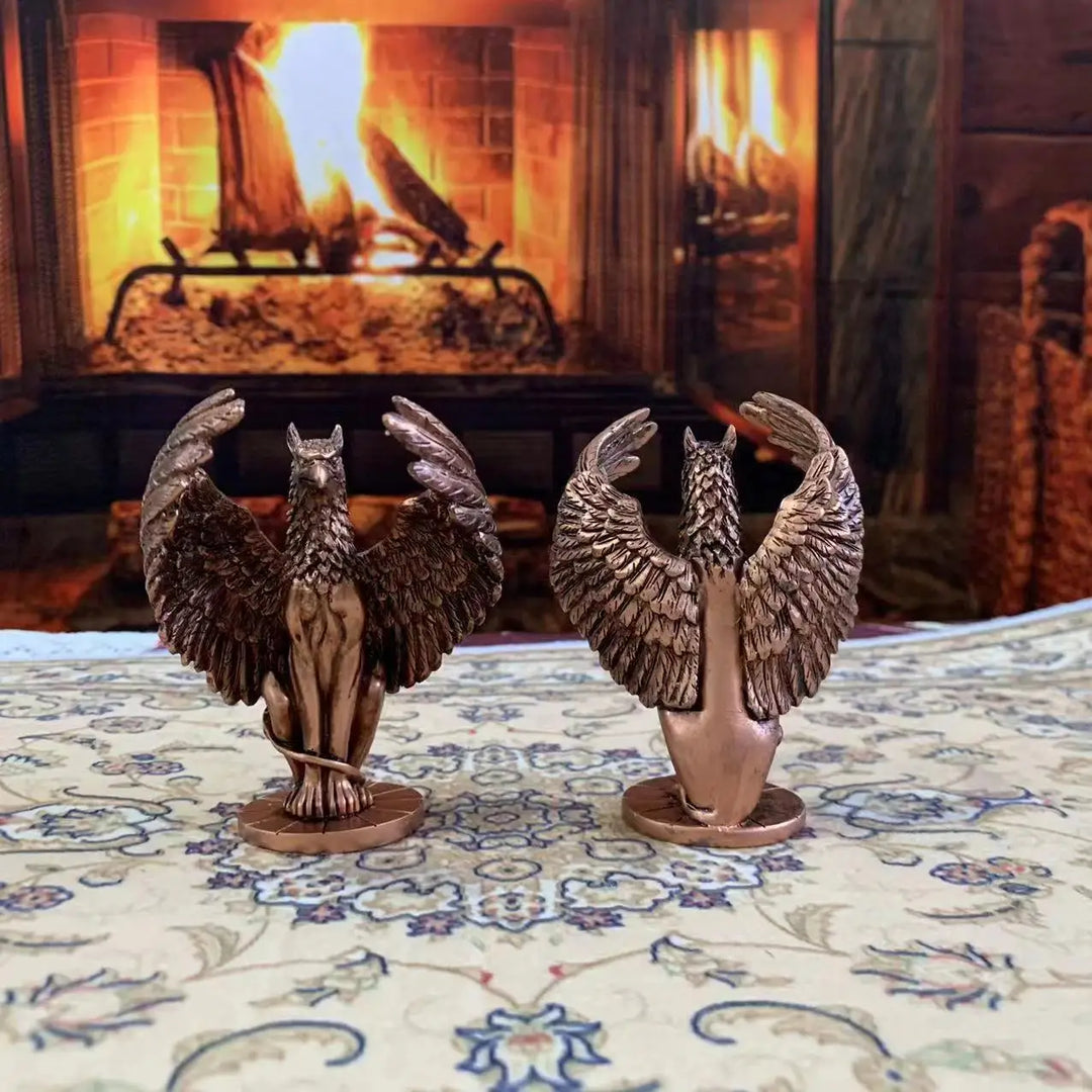 Evelyn's Mythical Griffin Figurine: Majestic Room Accent