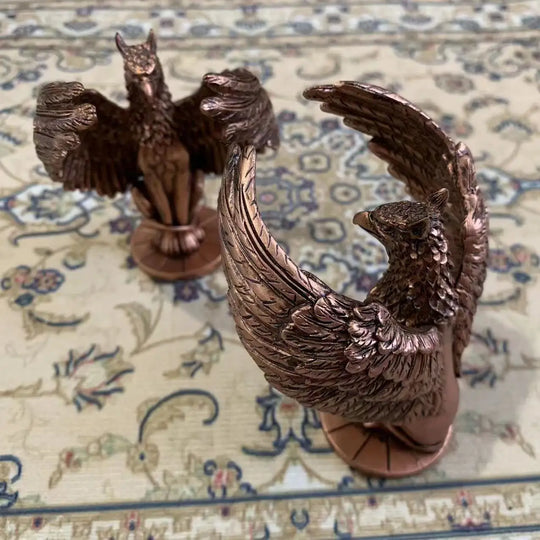 Evelyn's Mythical Griffin Figurine: Majestic Room Accent