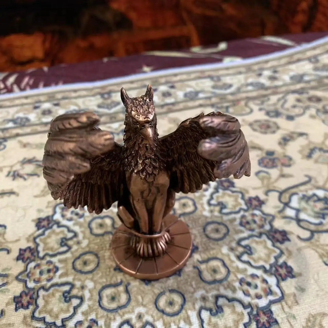 Evelyn's Mythical Griffin Figurine: Majestic Room Accent