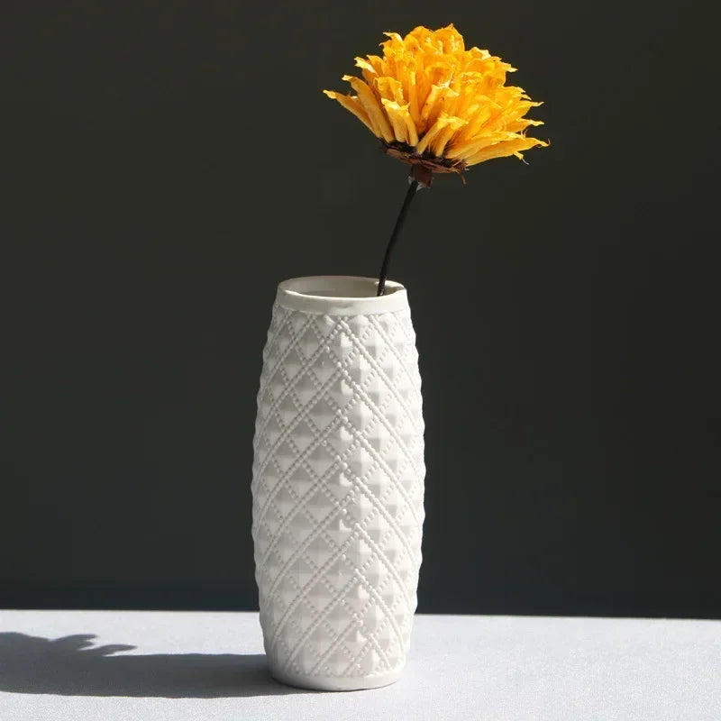 Sasha Elegant White Ceramic Vase: Modern Floral Accent