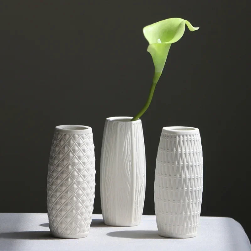 Sasha Elegant White Ceramic Vase: Modern Floral Accent