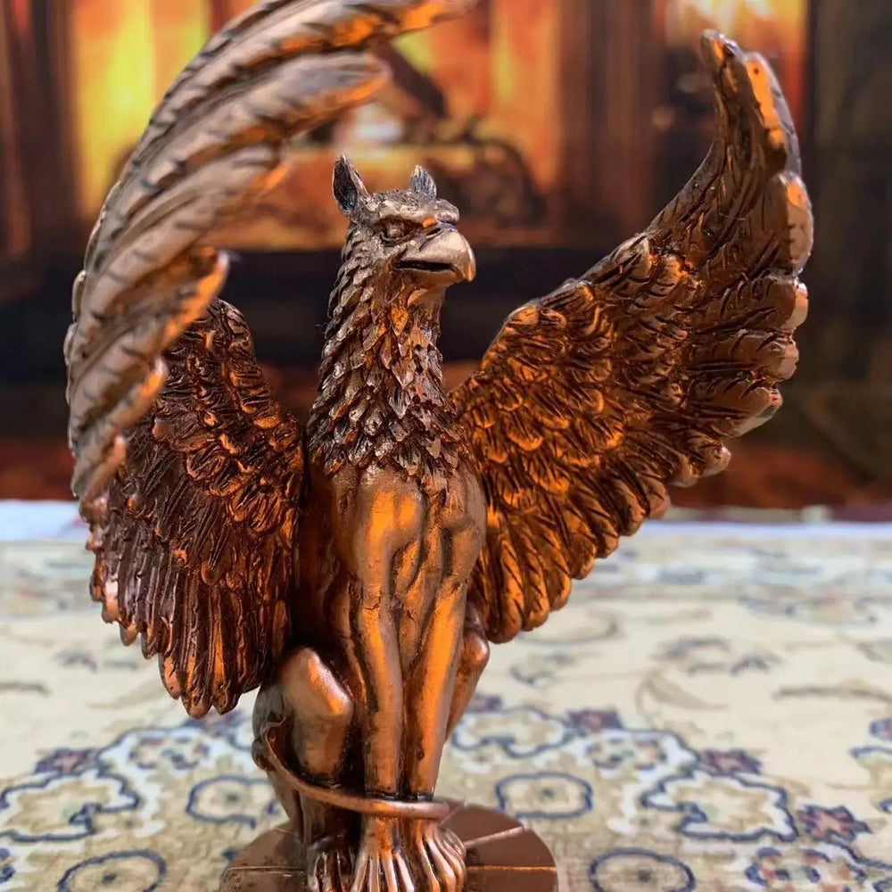 Evelyn's Mythical Griffin Figurine: Majestic Room Accent