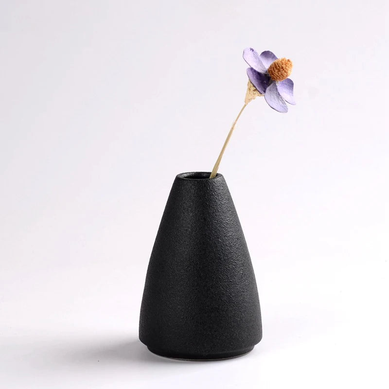 Alejandra 2022 New Black Ceramic Small Vase: A Touch of Elegance