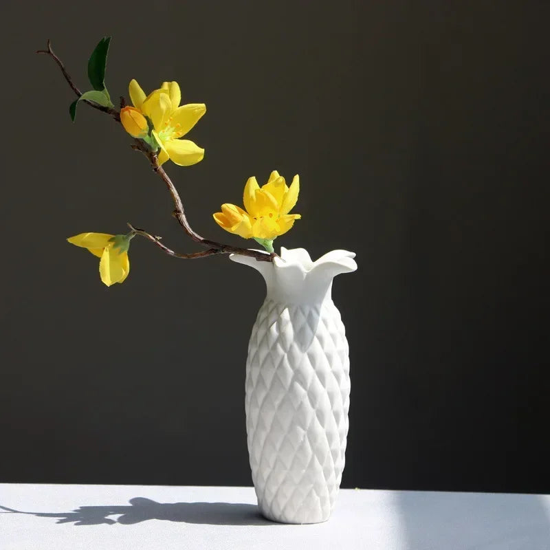 Sasha Elegant White Ceramic Vase: Modern Floral Accent