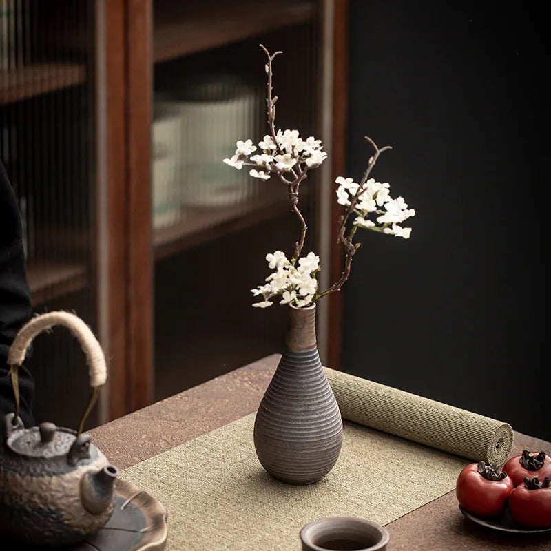 Emelia Manual Ceramic Vase: A Fusion of Modernity and Minimalism