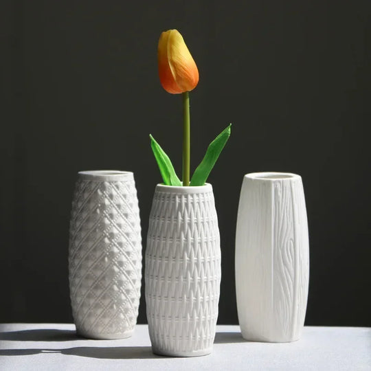 Sasha Elegant White Ceramic Vase: Modern Floral Accent