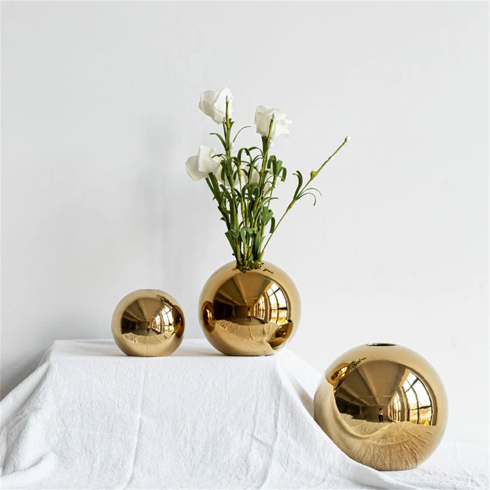 Dallas Golden Ceramic Vase: Elegance in Round Ball Design