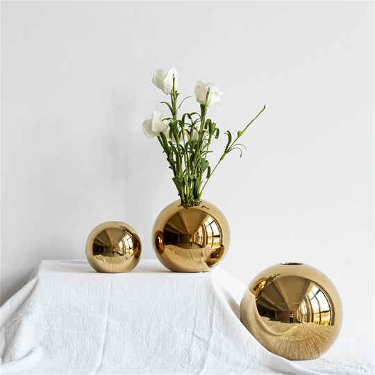 Dallas Golden Ceramic Vase: Elegance in Round Ball Design