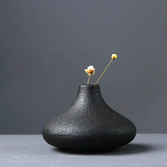 Alejandra 2022 New Black Ceramic Small Vase: A Touch of Elegance