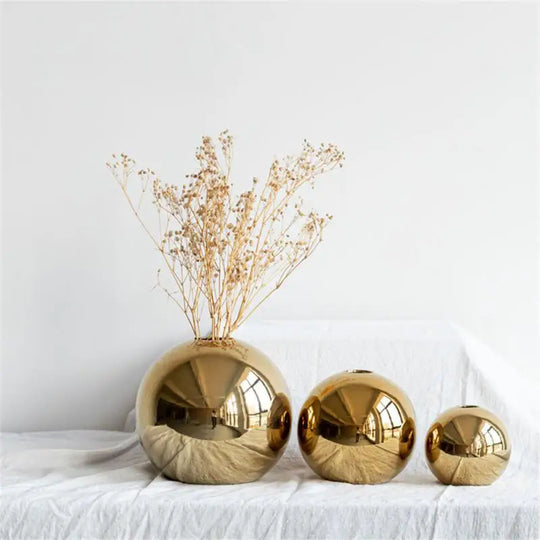 Dallas Golden Ceramic Vase: Elegance in Round Ball Design