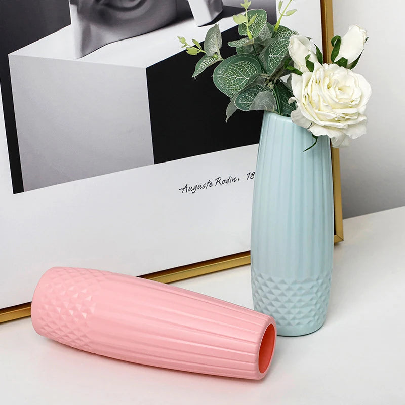 Zelda Nordic Inspired Plastic Vase: Elegant Simplicity